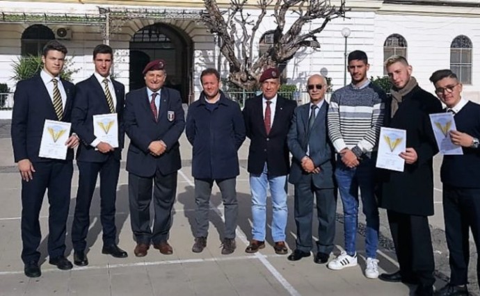 Fra coraggio ed emozioni gli studenti del “Villaggio dei Ragazzi” conquistano il brevetto di paracadutismo